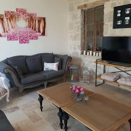 Maison Avec Tour En Pierre Au Coeur Des Champs De Lavande