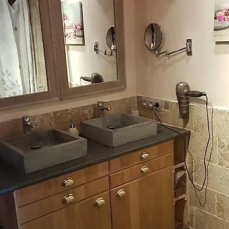 Maison Avec Tour En Pierre Au Coeur Des Champs De Lavande