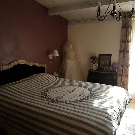 Maison Avec Tour En Pierre Au Coeur Des Champs De Lavande *