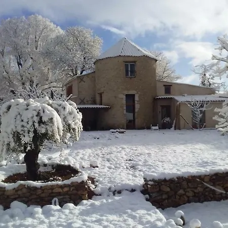 Maison Avec Tour En Pierre Au Coeur Des Champs De Lavande *