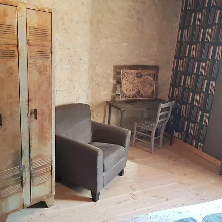 Maison Avec Tour En Pierre Au Coeur Des Champs De Lavande