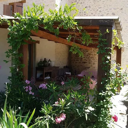 Maison Avec Tour En Pierre Au Coeur Des Champs De Lavande *