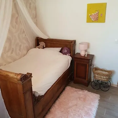 Maison Avec Tour En Pierre Au Coeur Des Champs De Lavande *